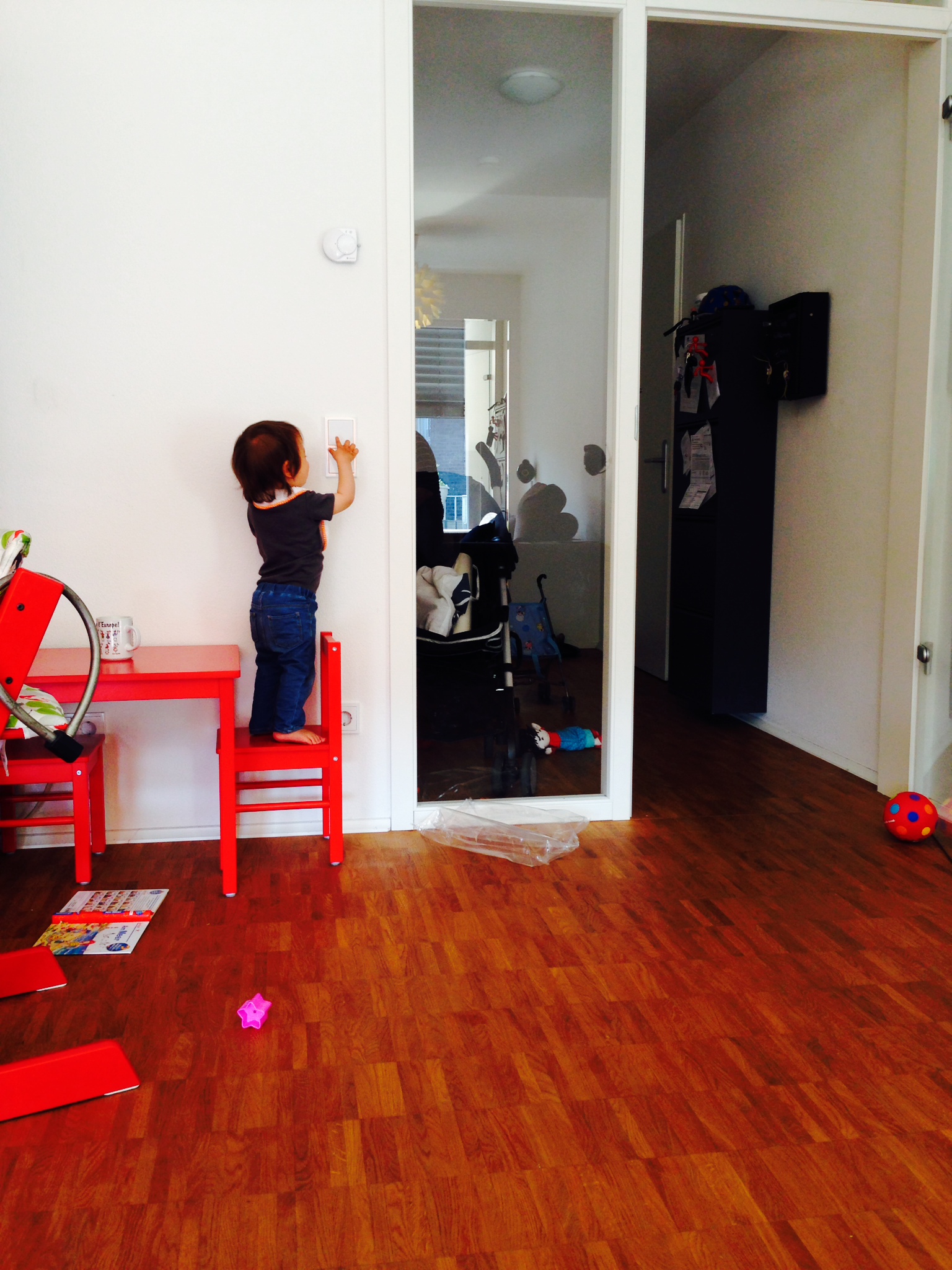 /schnipsel/201405-mai-2014/02-emilia-ganz-stolz-beim-lichtschalten/0Foto 1.JPG